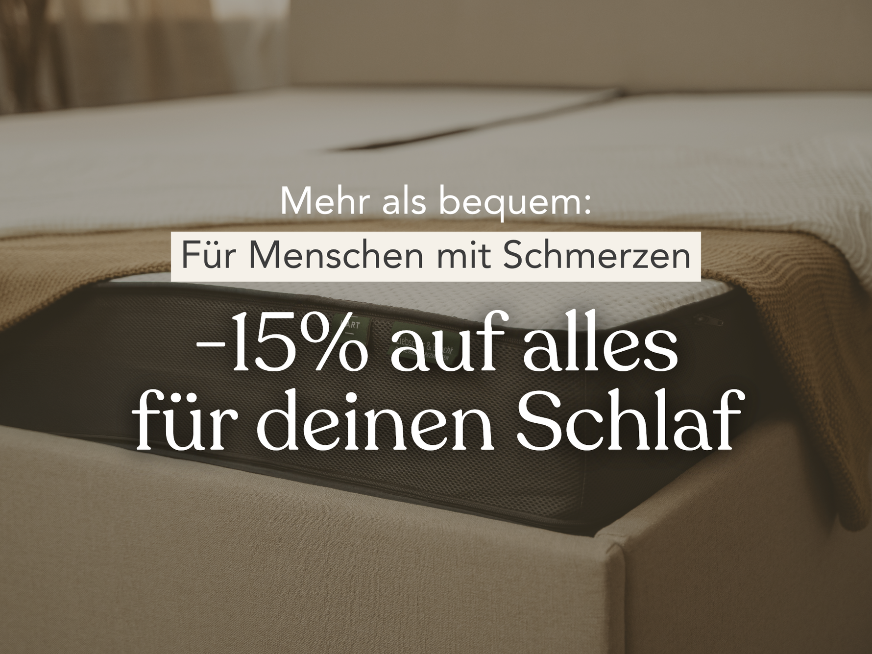 Ein Bett mit einer beigen Decke in einem sanft beleuchteten Raum, überlagert von einem deutschen Text, der 15 % Rabatt auf alle Produkte für Menschen mit Schmerzen anbietet und den Komfort für besseren Schlaf betont.