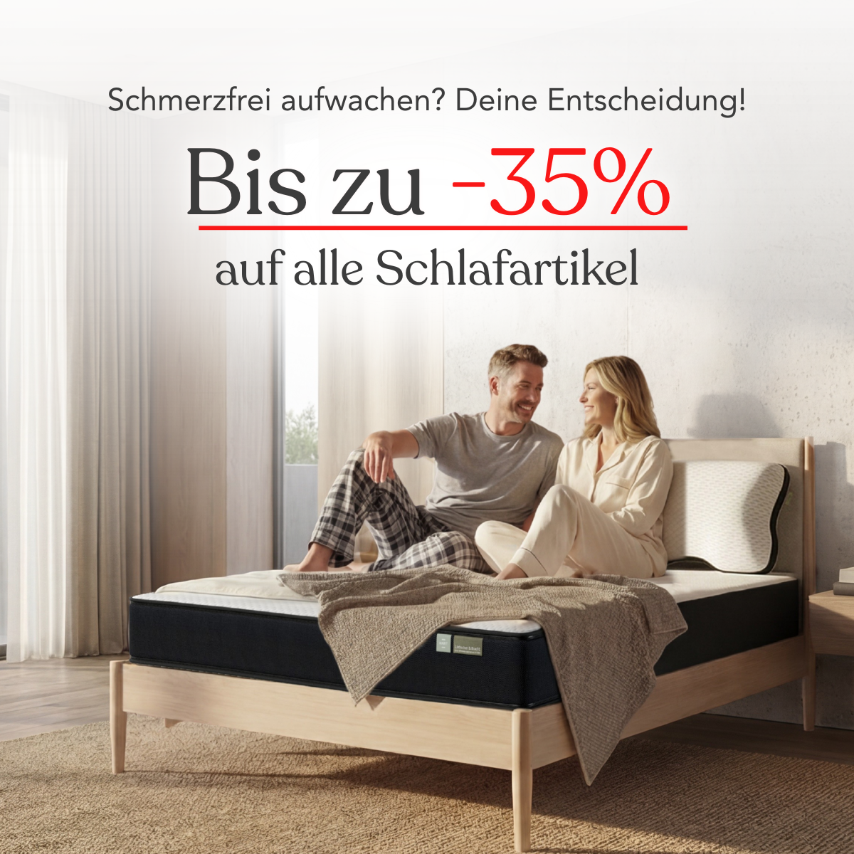 Ein lächelnder Mann und eine lächelnde Frau sitzen auf einem Bett in einem hellen, modernen Schlafzimmer. Der Text über ihnen wirbt für bis zu 35 % Rabatt auf alle Bettwaren in deutscher Sprache. Der Raum hat große Fenster mit hellen Vorhängen.