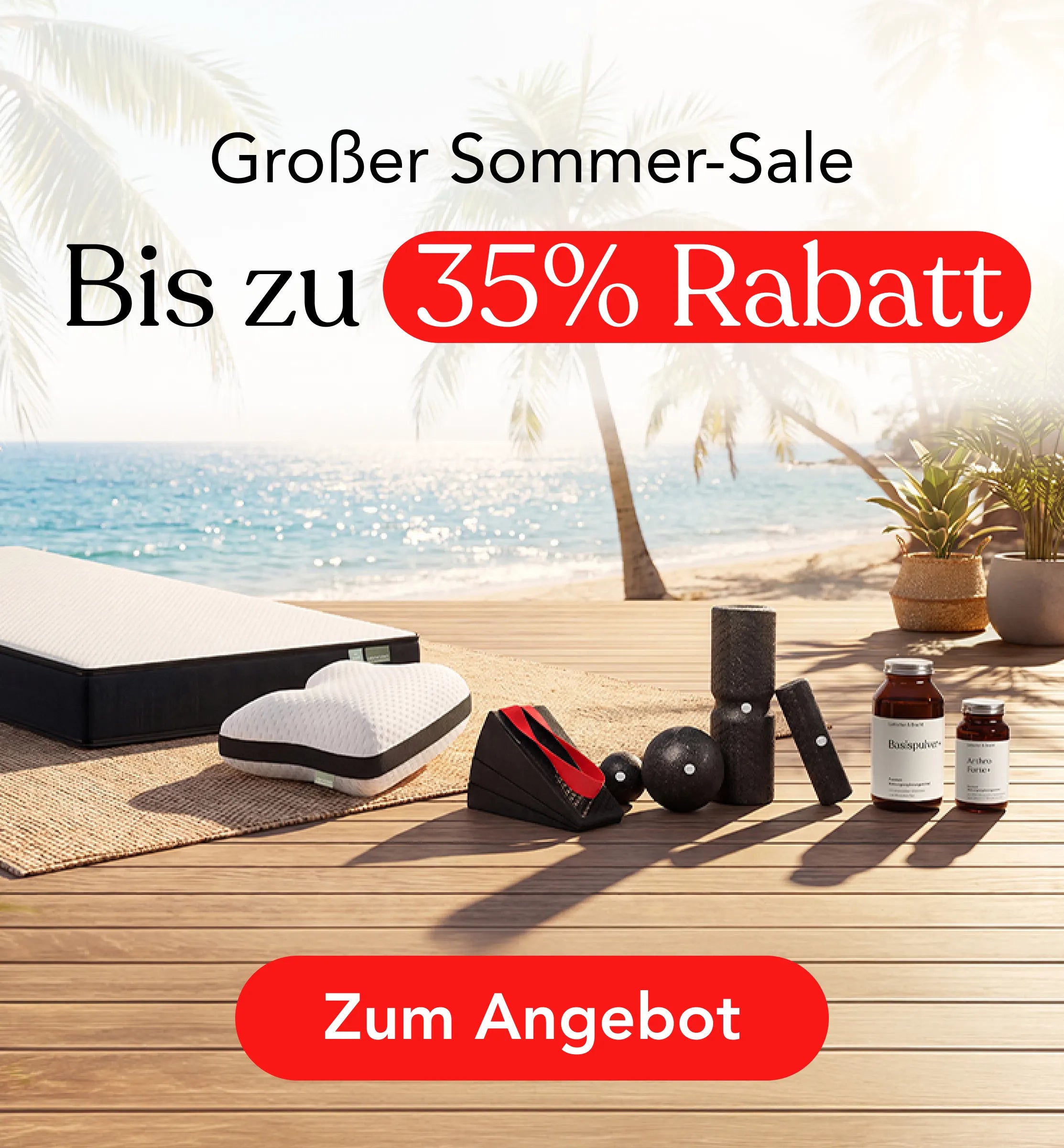 Eine Terrasse am Strand mit einer Matratze, einem Kissen sowie Fitness- und Wellnessprodukten unter Palmen. Der deutsche Text lautet: Großer Sommer-Sale. Bis zu 35 % Rabatt. Zum Angebot.