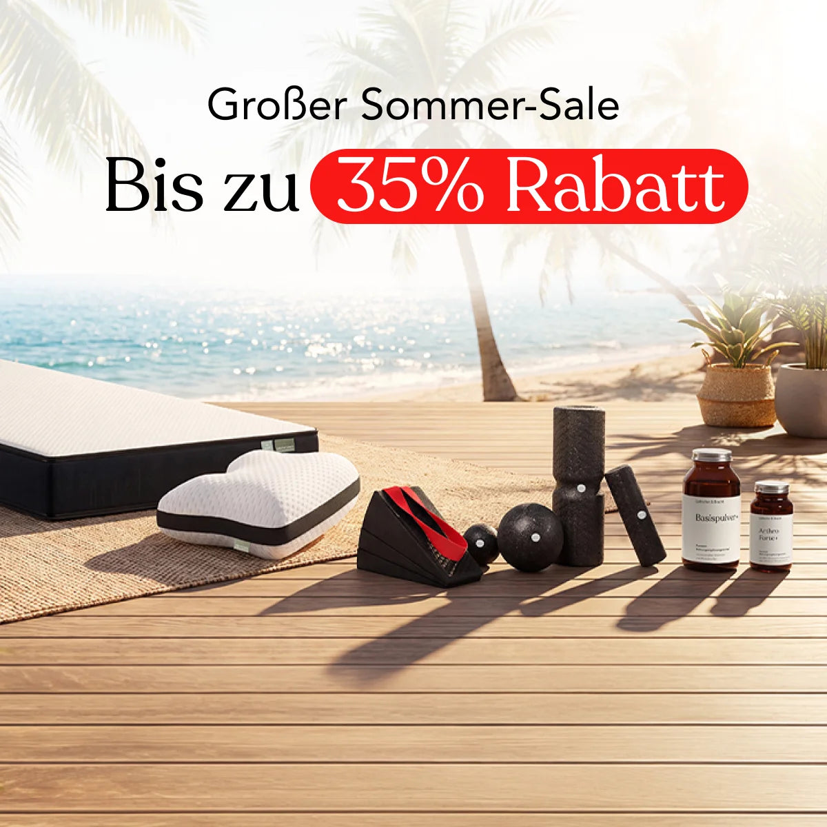 Auf einer Terrasse am Strand sind eine Matratze, ein Kissen, Fitnesszubehör und Hautpflegeprodukte zu sehen. Der Text auf Deutsch lautet: „Großer Sommer-Sale – bis zu 35 % Rabatt“. Im Hintergrund sind Palmen und das Meer zu sehen.