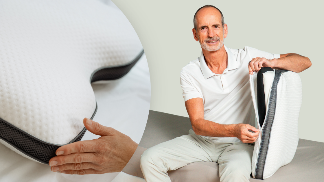 Ein lächelnder Mann in einem weißen Hemd sitzt auf einem Bett und hält ein weißes, konturiertes Kissen mit einem schwarzen Reißverschluss. Eine Nahaufnahme zeigt seine Hand, die die strukturierte Oberfläche des Kissens berührt.