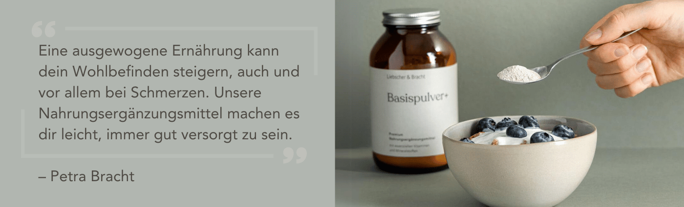 Links steht ein deutsches Zitat über Ernährung, daneben eine Hand, die einen Löffel Pulver über einer Schale mit Joghurt und Blaubeeren hält. Im Hintergrund steht eine braune Dose mit der Aufschrift Basispulver.