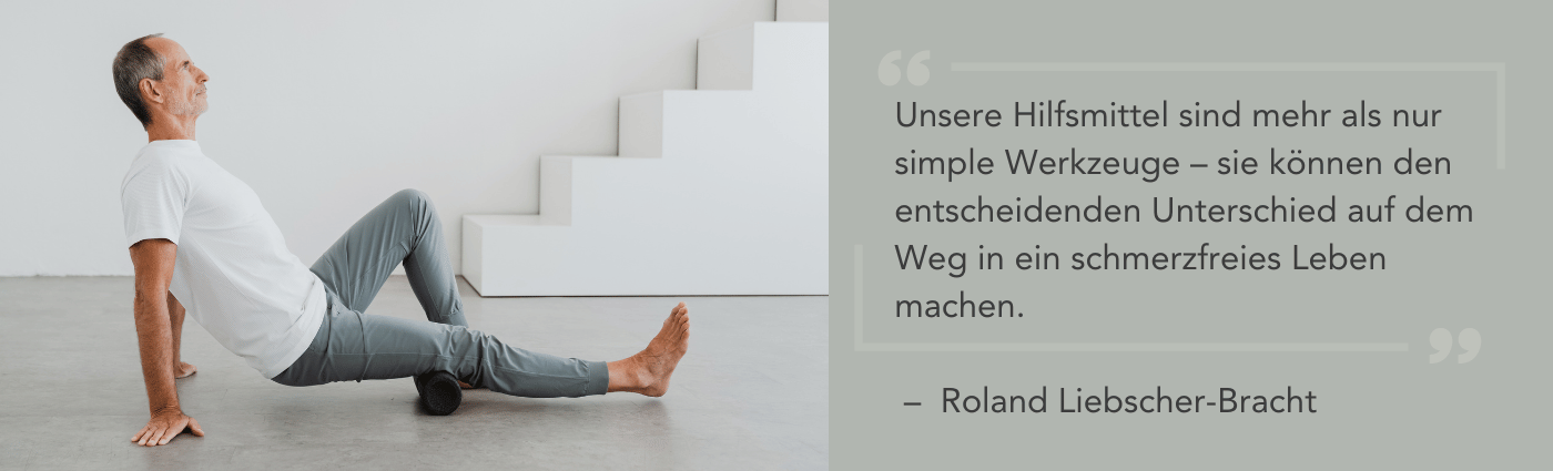 Ein Mann in einem weißen Hemd und einer grauen Hose sitzt auf dem Boden und benutzt eine Schaumstoffrolle unter seinem Oberschenkel. Neben ihm steht ein Zitat auf Deutsch von Roland Liebscher-Bracht über Hilfsmittel für ein schmerzfreies Leben.