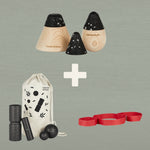 Das Liebscher & Bracht Angebots-Paket enthält Massagewerkzeuge in Bergform aus Holz, einen Kordelzugbeutel mit Faszienrollen-Set, Rollen und Bällen sowie eine rote Übungs-Schlaufe, alles auf neutralem Hintergrund mit Pluszeichen.