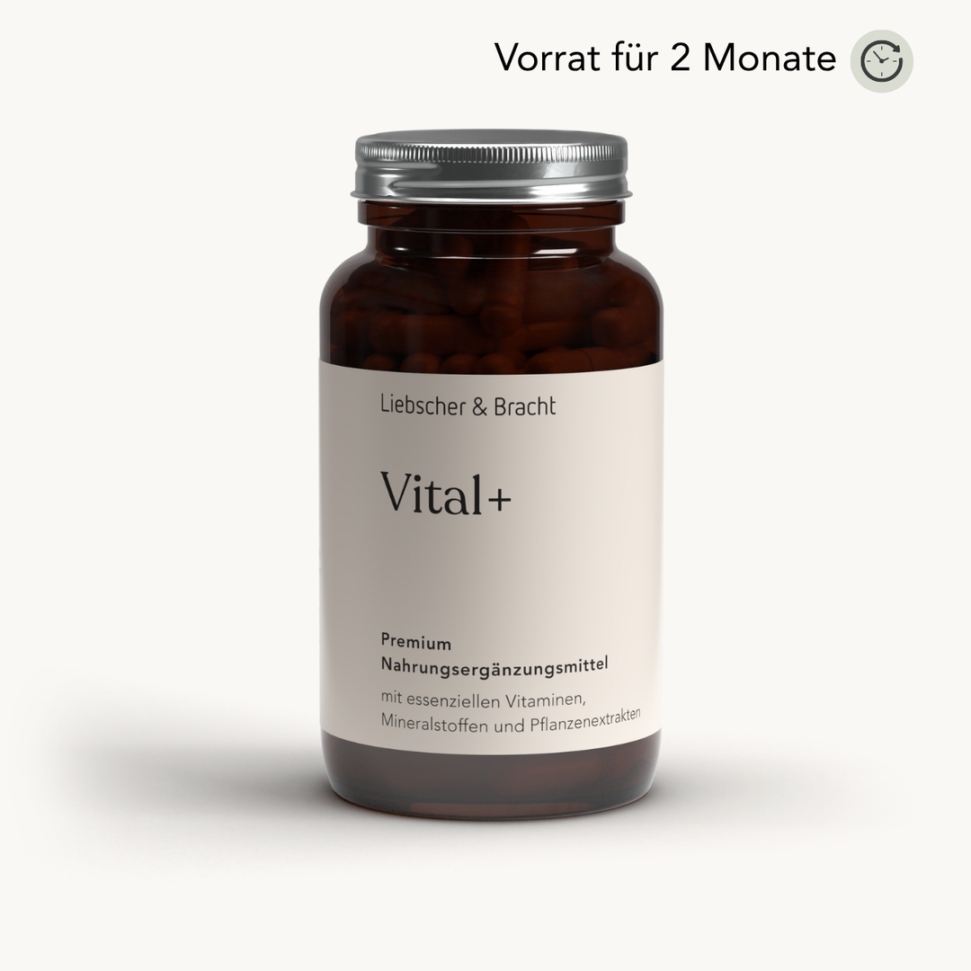 Eine braune Flasche mit der Aufschrift „Liebscher & Bracht Vital+ für 2 Monate“, die veganes Vitamin D und B12 enthält, steht vor einem weißen Hintergrund. Über der Flasche steht „Vorrat für 2 Monate“ zusammen mit einem kleinen Uhrensymbol.
