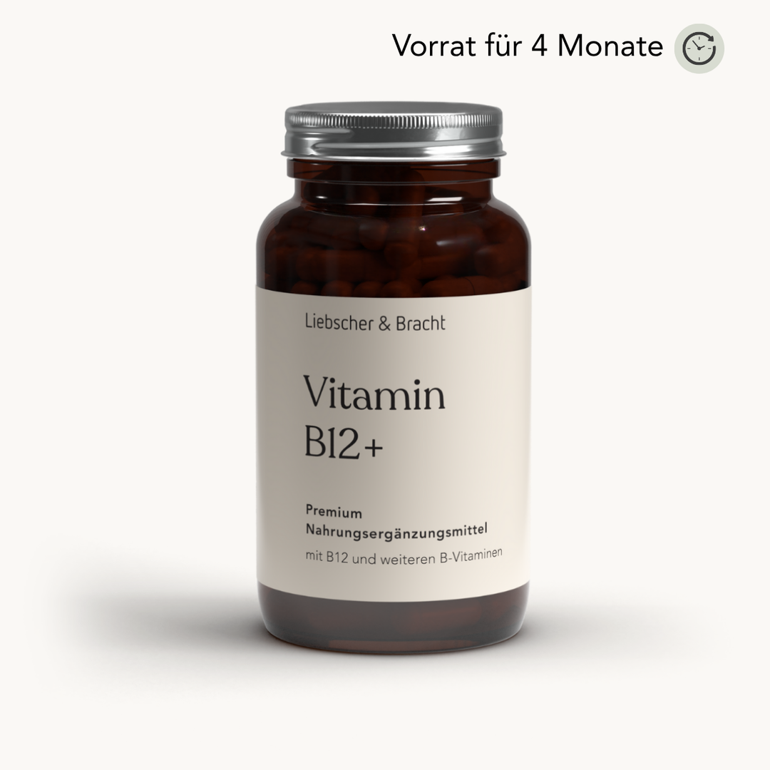 Eine braune Flasche mit der Aufschrift „Vitamin B12+ für 4 Monate“ von Liebscher & Bracht. Der Text darüber mit dem Uhrensymbol weist auf einen veganen Vorrat für 4 Monate hin, der Ihr Immunsystem unterstützt.
