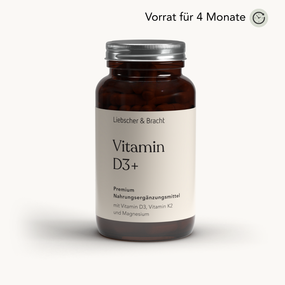 Eine braune Glasflasche mit der Aufschrift „Liebscher & Bracht Vitamin D3 + K2 / 2000 I.E.“ – ein hochwertiges Nahrungsergänzungsmittel mit Vitamin D3, K2 und Magnesium zur Unterstützung des Immunsystems. Der Text darüber lautet „Vorrat für 4 Monate“ und ist mit einem Uhrensymbol versehen.