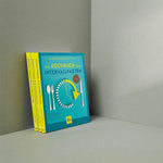 Vier Exemplare des Intervallfasten Kochbuchs von Liebscher & Bracht sind so gestapelt, dass ein Cover nach vorne zeigt und drei Buchrücken vor einem schlichten grauen Hintergrund zu sehen sind - ideal, um vegane Rezepte zu entdecken.