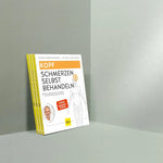 Drei Exemplare von "Kopfschmerzen selbst behandeln" von Liebscher & Bracht stehen aufrecht auf einer minimalistischen, hellgrauen Fläche, die eine Strichzeichnung von Kopf und Schulter zeigt - perfekt für alle, die Kopfschmerzen lindern wollen.