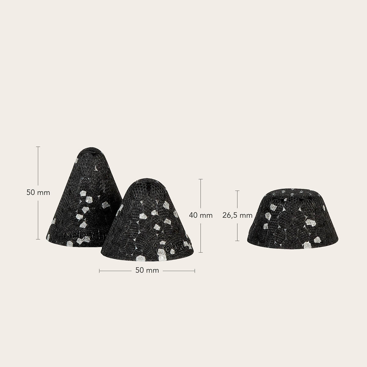 Drei schwarze, gesprenkelte Drücker-Aufsätze Mittel von Liebscher & Bracht - ideal für Einsteiger oder Fortgeschrittene - sind abgebildet: zwei in 50x50 mm, einer in 40 mm Höhe und einer in 26,5 mm Höhe und 50 mm Breite für präzise Druck-Stimulation.