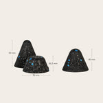 Die Liebscher & Bracht Drücker-Aufsätze Hart enthalten drei strukturierte, kegelförmige schwarze Aufsätze mit blauen Punkten (zwei 50mm hoch, einer 40mm; eine Basis: 26,5mm hoch, 50mm breit) für gezielte Druck-Stimulation und Verspannungen.