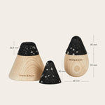 Drei kegelförmige Holzobjekte mit schwarzer Oberseite und Terrazzo-Sprenkeln, beschriftet mit Liebscher & Bracht. Dieses Angebots-Paket mit einer Höhe von 26,5 cm, 10 cm und 14 cm und einem Durchmesser von 60 mm wird auf einem hellen Hintergrund präsentiert.