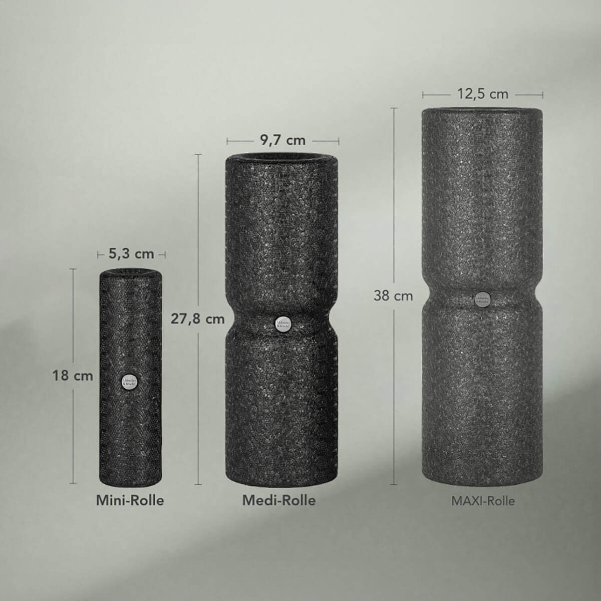 Drei schwarze Liebscher & Bracht Faszien-Rollmassage-Set Rollen in unterschiedlichen Größen - Mini (18x5,3cm), Medi (27,8x9,7cm), MAXI (38x12,5cm) - stehen aufrecht mit beschrifteten Maßen, ideal für gezielte Entspannung und mehr Beweglichkeit.