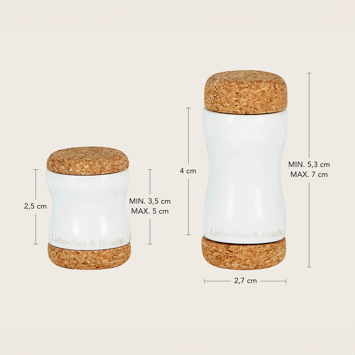 Der Kieferretter von Liebscher & Bracht: zwei weiße Keramikgefäße mit Korkdeckeln und Sockeln zur Kieferentspannung. Ein Gefäß ist 2,5 cm hoch, das andere ist von 3,5 bis 5,5 cm verstellbar, beide sind 2,7 cm breit. Die Höhen sind deutlich beschriftet - ideal für geführte Übungen im Kieferbereich.