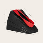 Der Knieretter mit Trittschlaufe von Liebscher & Bracht ist ein schwarzer Schaumstoffkeil mit strukturierter Oberfläche, roter Schlaufe und drei Neigungswinkeln (9°, 18°, 27°); Maße: 40×29,5×12,5 cm, max. Höhe 10 cm.