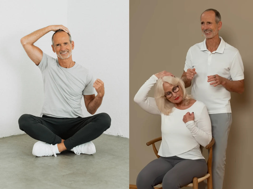 Roland Liebscher-Bracht zeigt eine seitliche Nackendehnung, rechts übt eine Frau die gleiche Dehnung im Sitzen nach