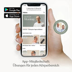 Eine Hand hält ein Smartphone, auf dem eine Übungs-App mit Trainingsvideos angezeigt wird. Der Bildschirm zeigt eine Videowiedergabeliste und einen männlichen Trainer. Die Logos von App Store und Google Play sind zu sehen, außerdem Text über eine App-Mitgliedschaft für Übungen.