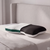 Das ergonomische Kissen Contoured Kissen Clean von Liebscher & Bracht mit weißer Oberseite und dunkelgrauem Seitenprofil liegt auf einem Bett und sorgt für bequemen Halt.