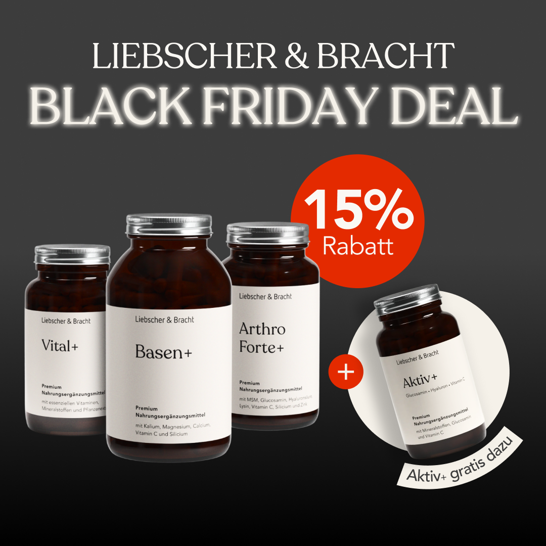 Drei Flaschen Die 3er-Kombi - Arthro Premium Vitalstoffe von Liebscher & Bracht vor dunklem Hintergrund. Black Friday Deal: 15% Rabatt, dazu die vierte Flasche Aktiv+ gratis - perfekt zur Stärkung des Immunsystems!.
