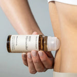 Eine Hand trägt den Liebscher & Bracht MSM Wärmeroller auf die nackte Haut auf und unterstreicht damit seine topische Anwendung mit natürlichen Inhaltsstoffen für angenehmes Hautgefühl und mehr Wohlbefinden.