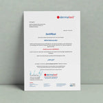 Ein Dermatest-Zertifikat mit Logos und deutschem Text, das hochkant an einer grauen Wand angebracht ist, bestätigt, dass der Liebscher & Bracht MSM Wärmeroller in Bezug auf die dermatologische Sicherheit mit "sehr gut" bewertet wurde (Hautgefühl & Wohlbefinden).