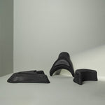 Drei schwarze Der Nackenretter-Schaumstoffkissen von Liebscher & Bracht sind auf einem hellgrauen Boden angeordnet, jedes mit einzigartigen ergonomischen Winkeln und Texturen für vielseitige Anwendungen wie Dehnungs- und Entspannungsübungen.