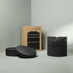 Der Rückenretter von Liebscher & Bracht: Drei schwarze, strukturierte Schaumstoff-Massage-Tools zur Entspannung und Mobilisierung der Rückenmuskulatur in braun-schwarzer Box auf hellgrauem Untergrund.